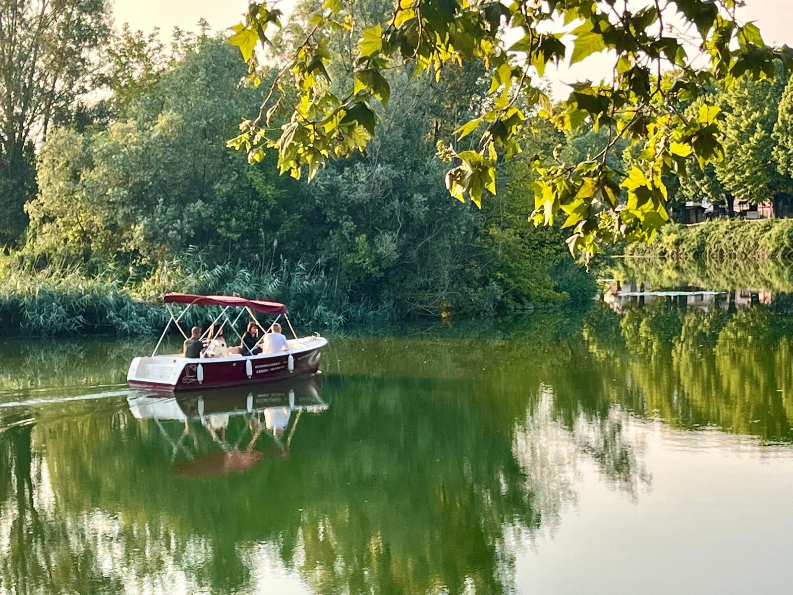 Capitano per un giorno in barca elettrica.jpeg