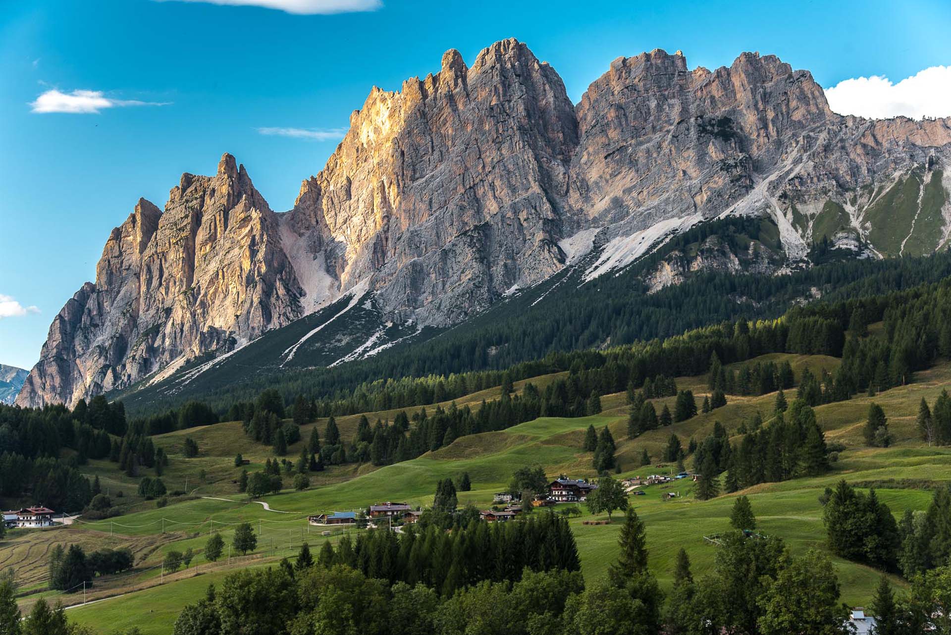 Cadore Auronzo Tre cime La piana di Cortina d'Ampezzo alle pendici delle Tofane chiara