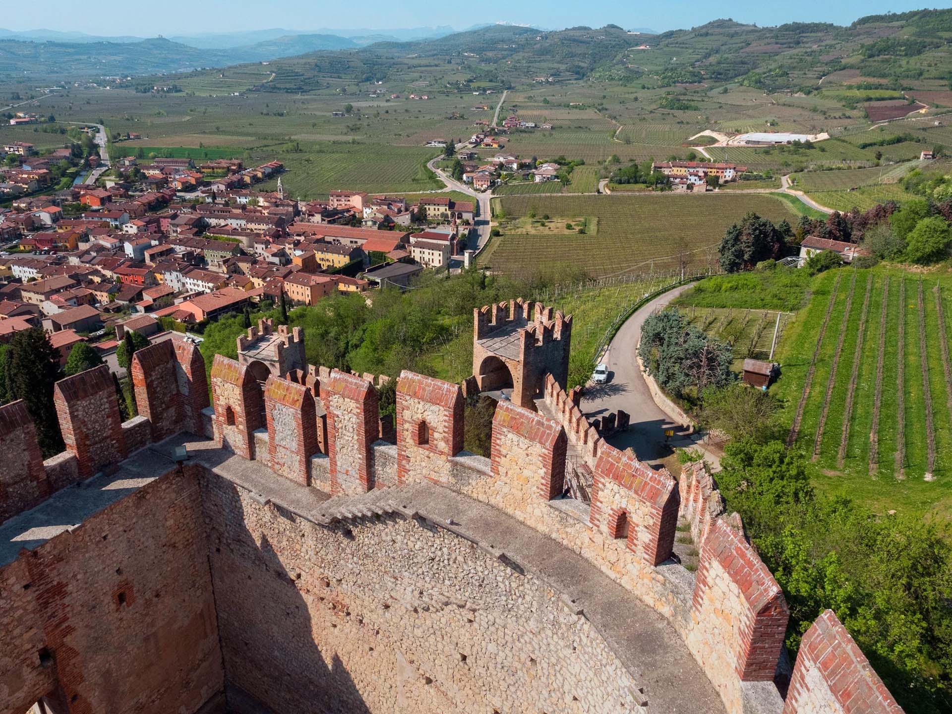 BANDIERA ARANCIONE TOURING  Particolare Castello di Soave