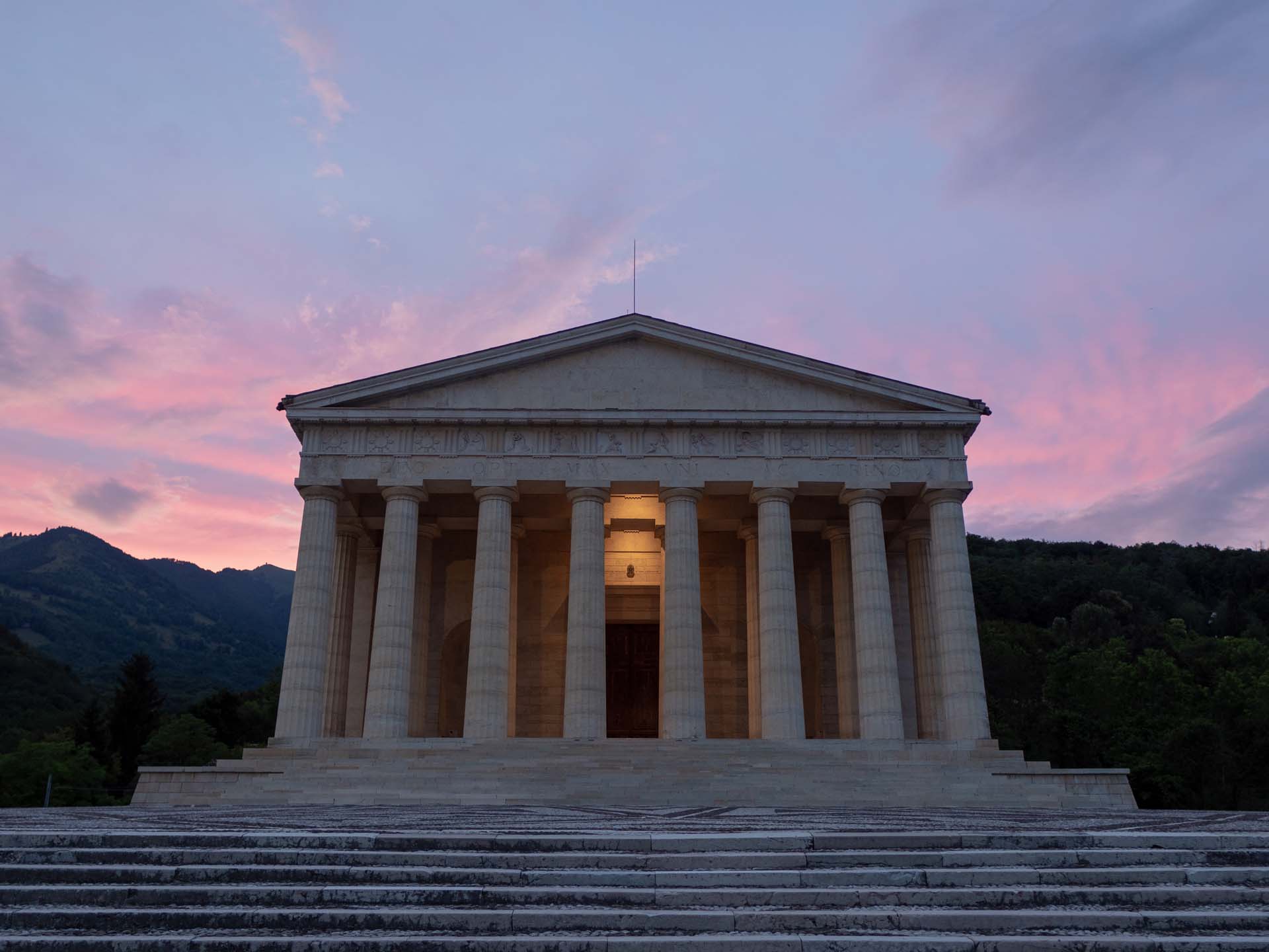  POSSAGNO Tempio Canoviano al tramonto frontale