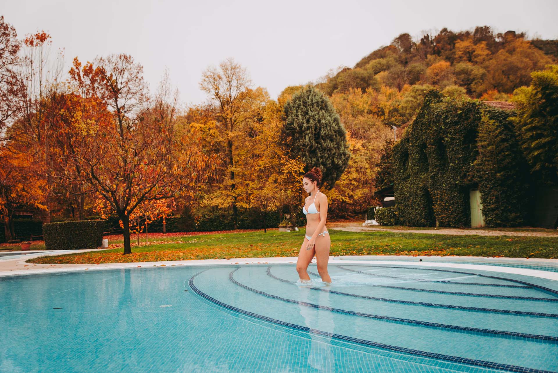 ragazza piscina terme euganee autunno foliage