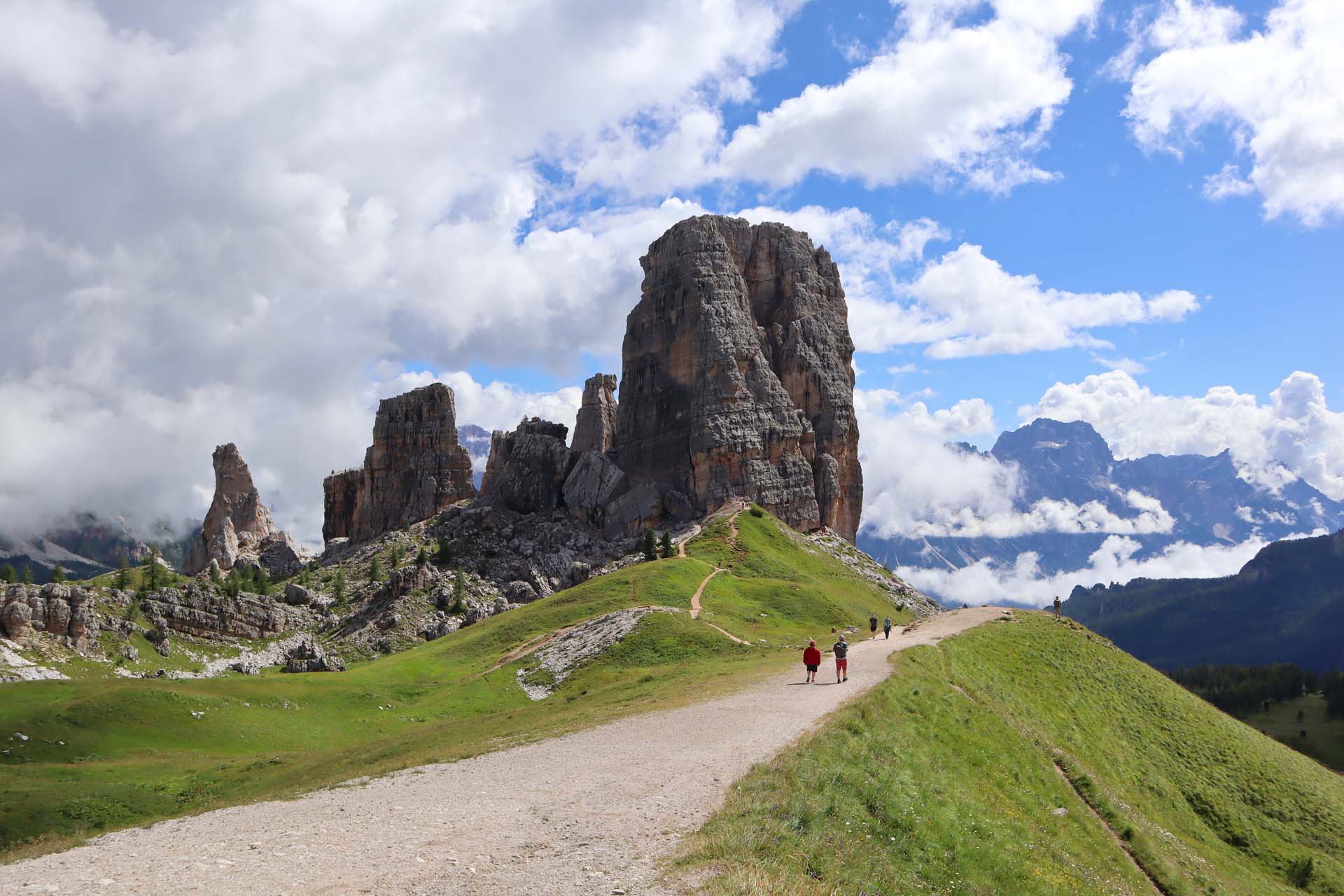 escursionisti 5 torri dolomiti bellunesi
