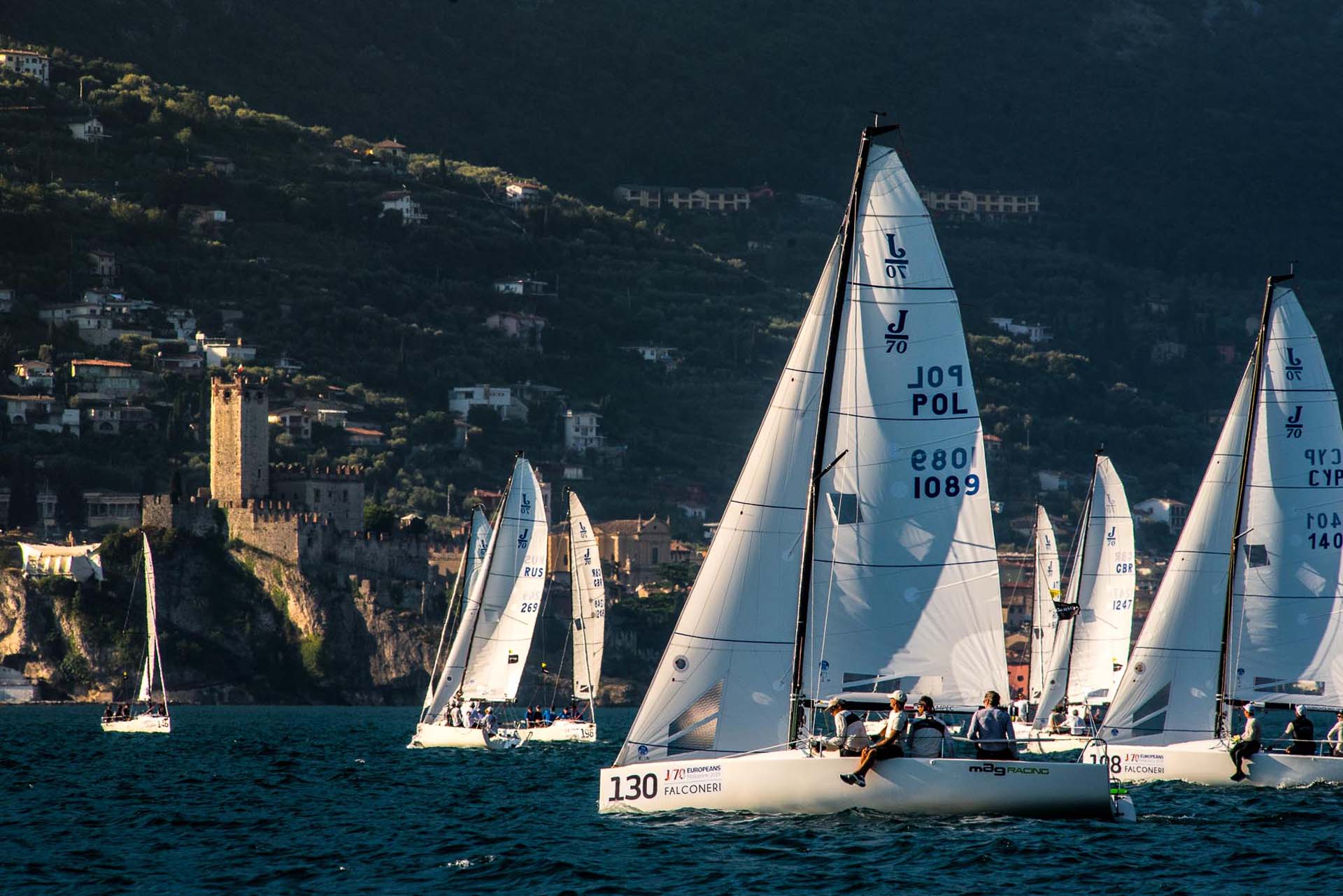 Lago Garda Regata velica e il Castello sullo sfondo Malcesine
