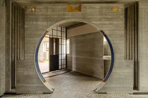 Porta circolare del tempietto del Memoriale Brion