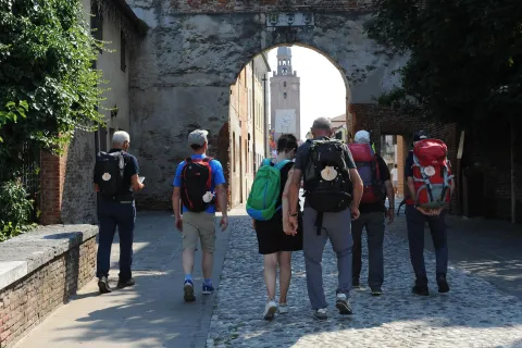 Pellegrini in viaggio alle mura di Castelfranco Veneto, ingresso dalla porta di Borgo Vicenza