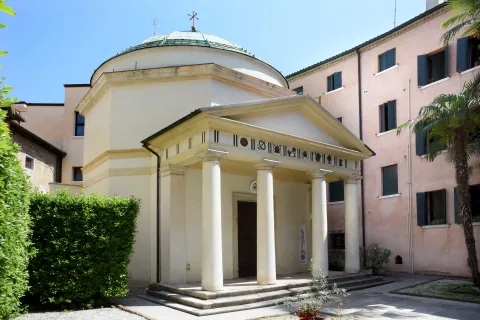Tempietto neoclassico edificato sul luogo in cui visse e morì il Beato Enrico