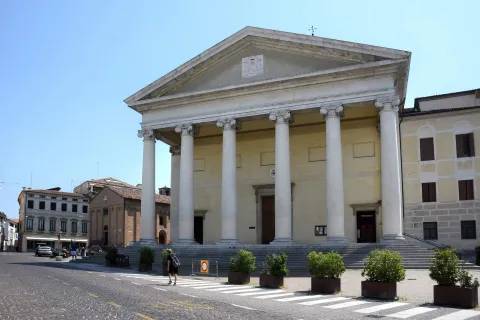 Cattedrale di San Pietro a Treviso al cui interno è presente l'altare con le spoglie del Beato Enrico