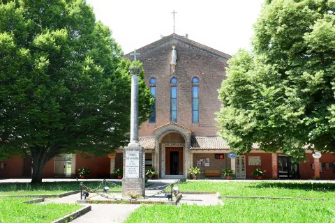 Chiesetta parrocchiale di Altino, collegata alla vecchia sede del museo tramite un porticato che si estende su tre lati e si apre a sud verso l'isola di Torcello