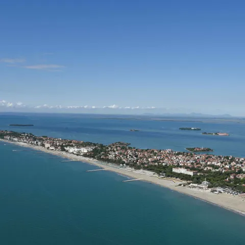 Lido di Venezia con spiaggia visto dall'alto