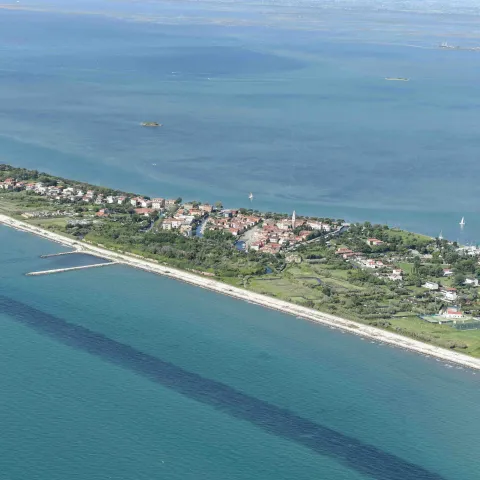 Lido di Venezia zona di Malamocco con spiaggia visto dall'alto
