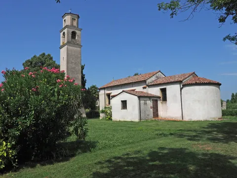 La chiesetta medievale di San Benedetto, alla fine dell'omonima stradella, nei pressi di via Ca' Balbi.