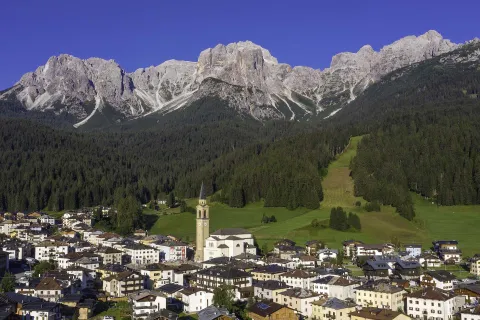 Paese di Padola in estate in Val Comelico Dolomiti Bellunesi
