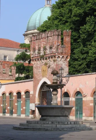 Veduta di Piazza Chilesotti e cupola Duomo
