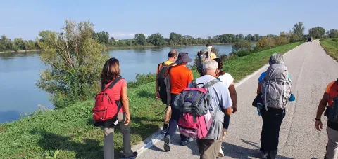 Pellegrini in cammino lungo l'argine del fiume Po - Polesella