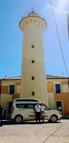 Faro di Bibione con minivan davanti