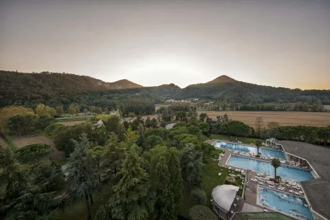 Centro termale a Montegrotto Terme nei Colli Euganei al tramonto