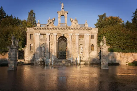 Entrata del Giardino Monumentale di Valsanzibio al tramonto nei Colli Euganei