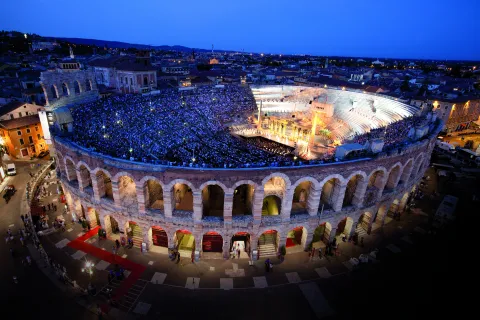 Arena di Verona vista dall'alto in nottura durante uno spettacolo di opera lirica