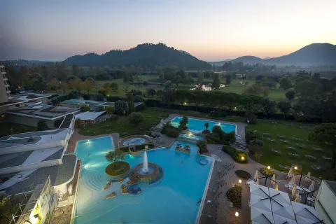 Centro termale a Galzignano Terme nei Colli Euganei al tramonto