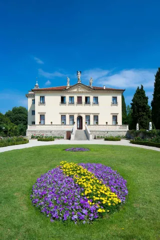 La facciata sud della Palazzina di Villa Valmarana ai Nani con il giardino all'italiana
