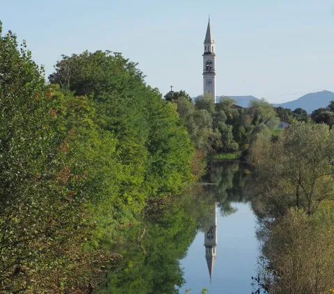 Il campanile di Marola riflesso nel Tesina.