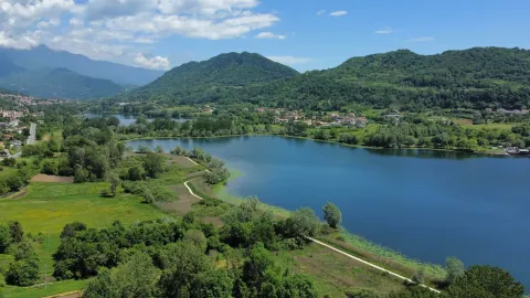 Vista primaverile dei laghi di Revine Lago con il sentiero naturalistico e sullo sfondo le colline di Tarzo e Vittorio Veneto
