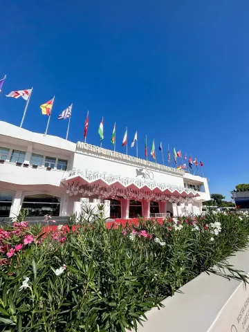 Facciata del Palazzo del Cinema al Lido di Venezia allestito per il red carpet