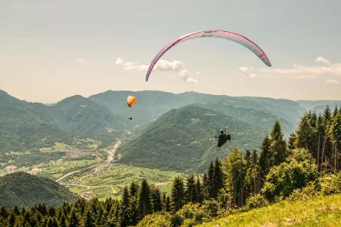 Parapendio a Pedavena in autunno con un po' di foliage