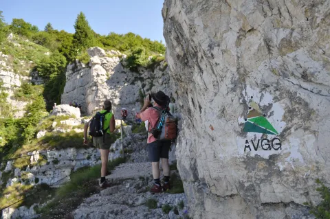 Persone lungo il percorso del Salto dei Granatieri