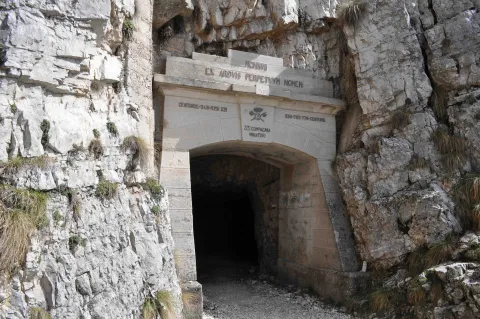 Ingresso della prima galleria della Strada delle 52 gallerie