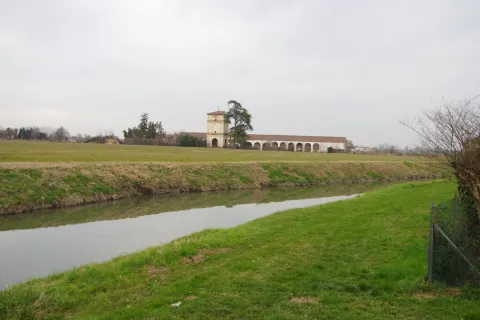 Antico rudere in lontananza e fiume e parco nelle vicinanze