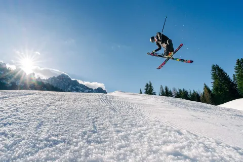 Acrobazia sciatore freeride a Piani di Pezzè Alleghe