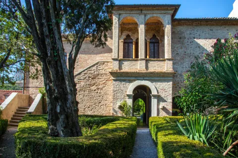 Facciata con scalinata e giardino della casa di Petrarca ad Arqu� Petrarca