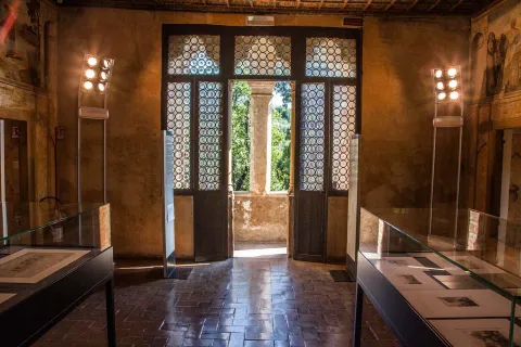 Sala con vista all'esterno della casa di Petrarca ad Arquà Petrarca