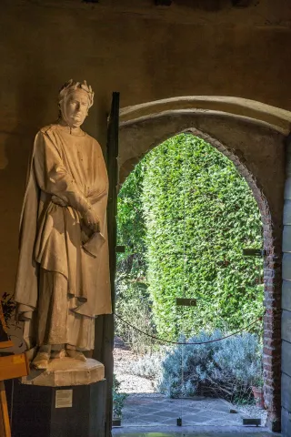 Interno con statua della casa di Petrarca ad Arquà Petrarca