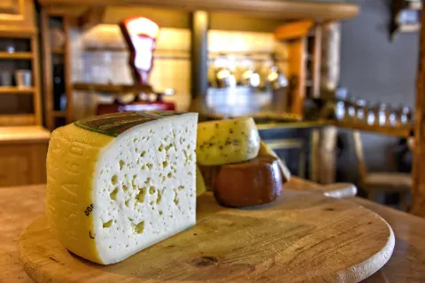 Dettaglio di una forma tagliata di formaggio Asiago