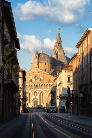 Scorcio della Basilica del Santo a Padova illuminata in pieno giorno