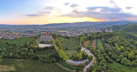 Vista dall'alto dei Castelli di Giulietta e Romeo a Montecchio Maggiore