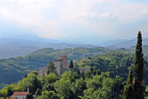 Vista dei Castelli di Giulietta e Romeo a Montecchio Maggiore