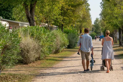 Famiglia passeggia su viale Camping Ca' Savio Cavallino Treporti