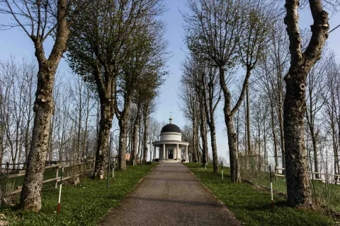 Chiesetta di San Francesco a Foza: edificio del 1926, affacciato sulla Valsugana, simbolo della memoria locale