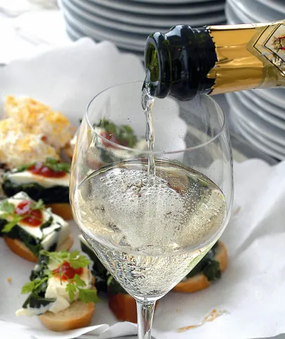 Calice di Prosecco con cicchetti