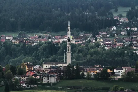 I campanili di Canove e Roana risplendono d’estate tra il verde dei prati e l’azzurro limpido del cielo dell’Altopiano di Asiago 7 Comuni