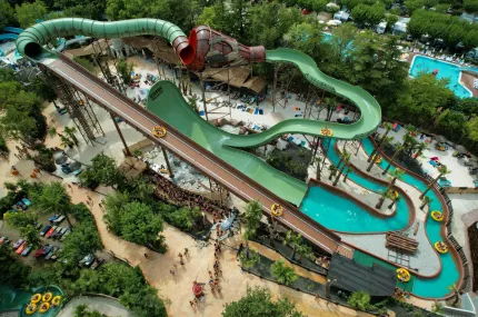 Grande scivolo acquatico con gommoni al Caneva Aquapark