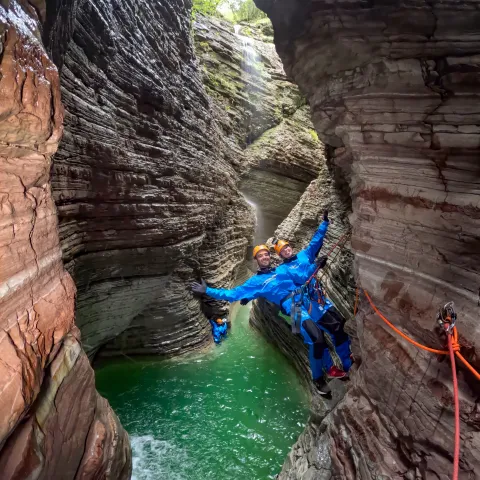 Persone praticano il canyoning 
