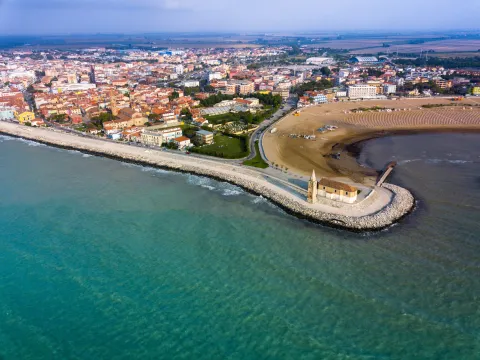 Veduta aerea di Caorle e della Chiesa della Madonna dell'Angelo