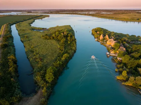 Veduta panoramica dell'Isola dei pescatori e di casoni sul Canale Saetta a Caorle