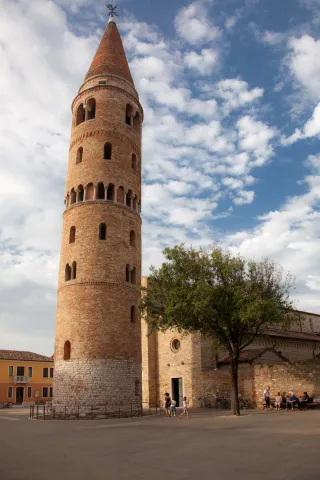 Il caratteristico Campanile cilindrico del Duomo di Caorle