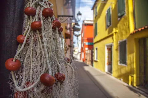 Scorcio del Centro storico di Caorle con Rete da pesca in primo piano