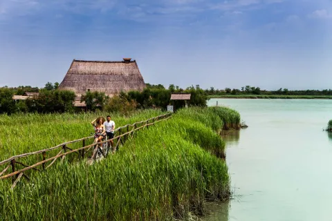 Due persone in bici nei pressi di Cason Grottolo a Caorle